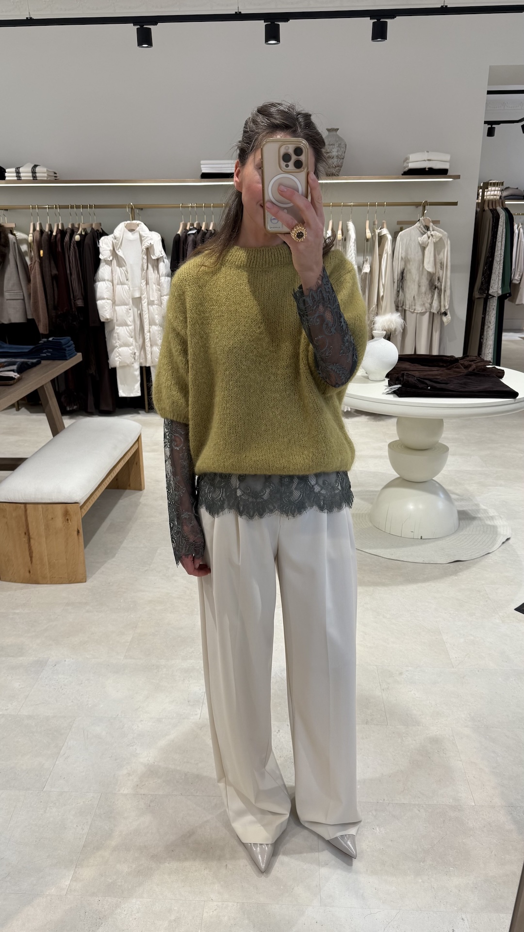 Свитер с резинками на рукавах и по краю