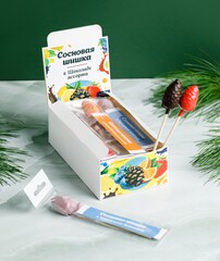 Сосновая шишка на палочке Ассорти в цветном шоколаде / шоу-бокс / 187 гр / 15 шт / Солнечная Сибирь