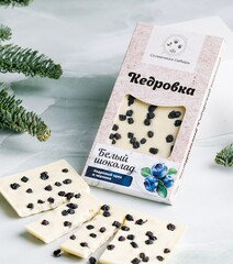 Шоколад белый "с Кедровым орехом и черникой" / Кедровка / 100 гр / Солнечная Сибирь
