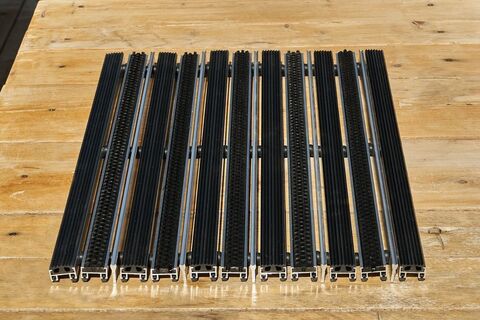 Придверная решетка Gidrolica Step – резина + щетка + скребок, 390×590 мм