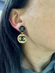 32342-sergi-chanel-s-kruglymi-podveskami-podveskami-s-chernoj-ehmalyu