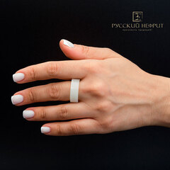 Кольцо из белого нефрита прямое.