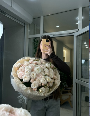 Очаровательный букет из 21 ветки кустовых роз (50 см)