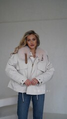 Белая короткая парка ARMY с розовым мехом песца