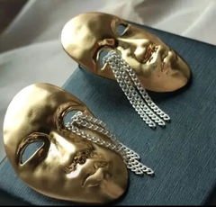 34599- Серьги МАСКА в стилистике SCHIAPARELLI сатинированное серебро/золото