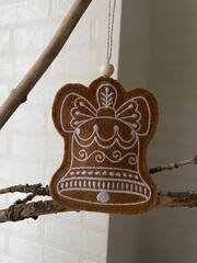Колокольчик пряничный. Подвеска из фетра с вышивкой TSF-251122-Midi