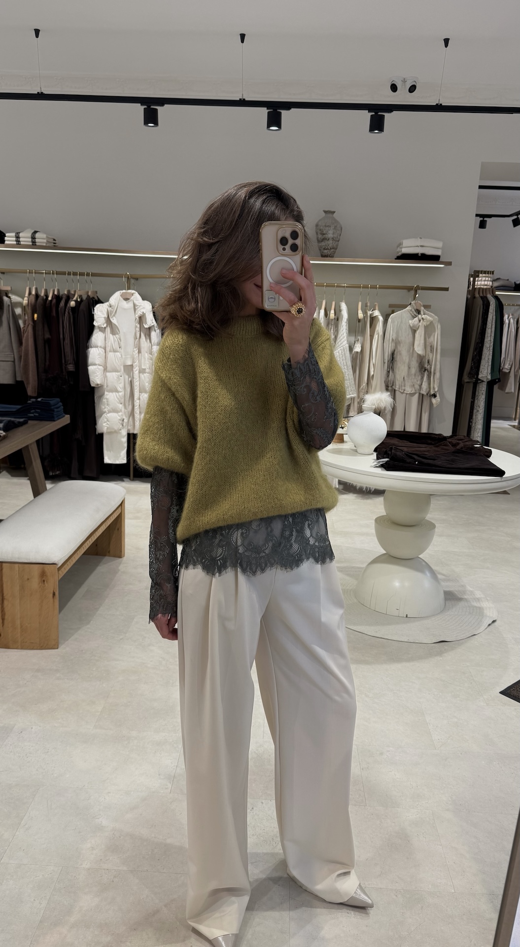 Свитер с резинками на рукавах и по краю