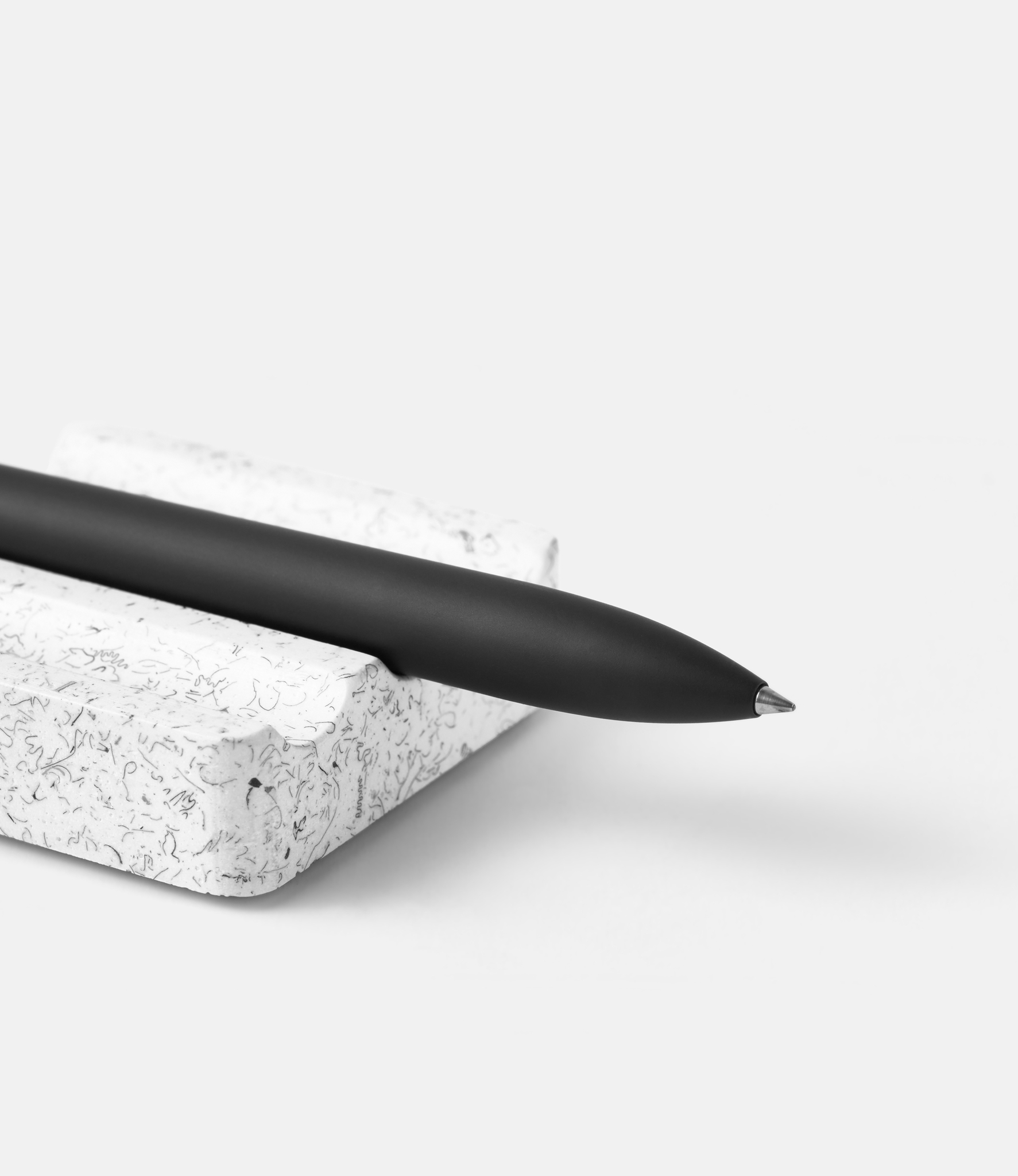 Ajoto The Pen Stainless Steel Carbon Black — ручка-роллер из стали