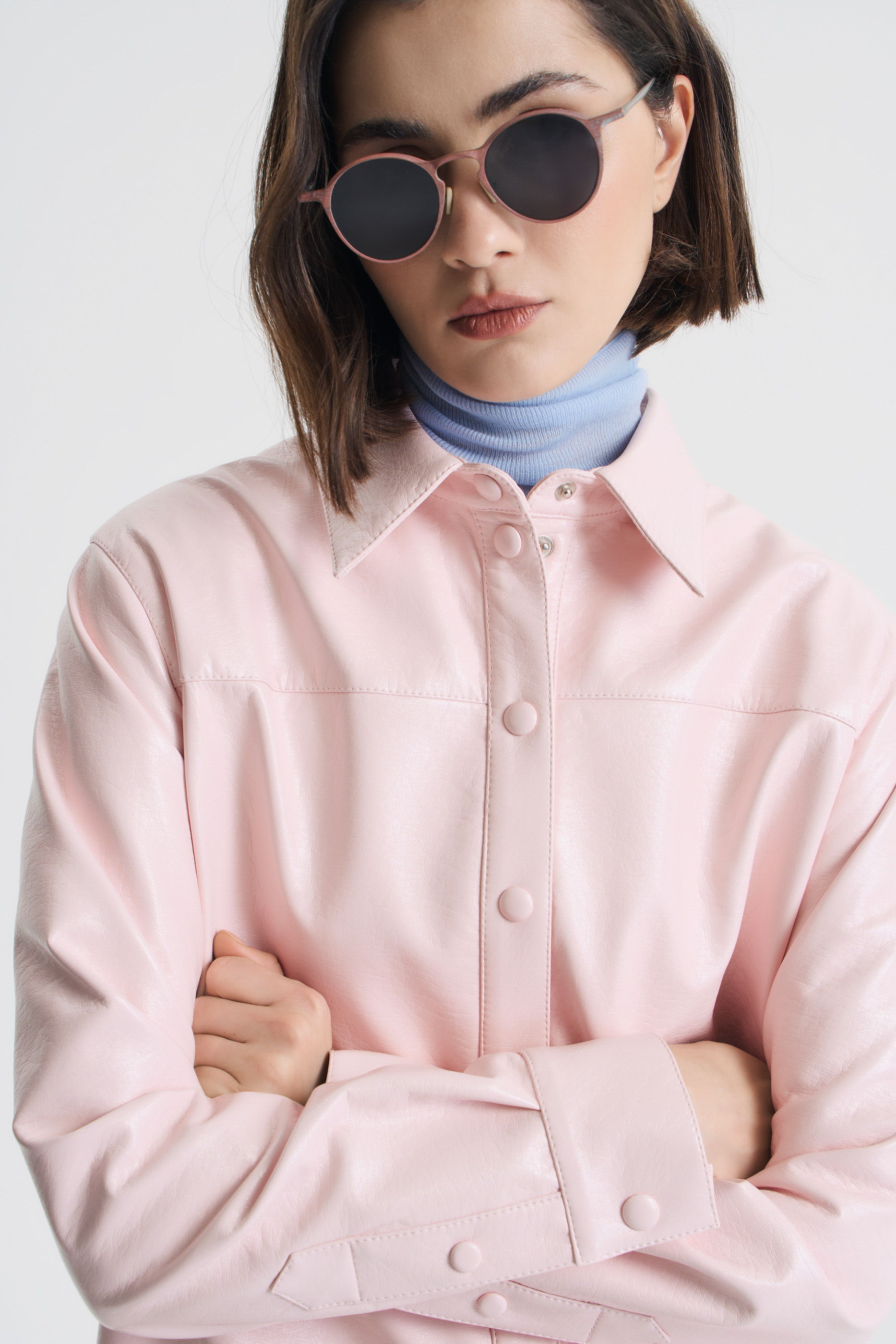 Рубашка из розовой экокожи