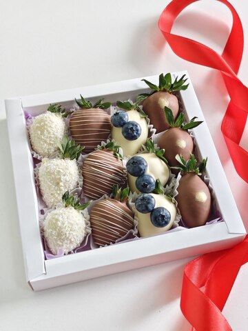 Клубника в шоколаде и фрукты в шоколаде