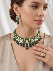 komplekt-ukrashenij-kole-sergi-c-izumrudnymi-kamnyami-v-stile-graff