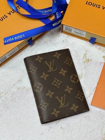 Обложка для паспорта Louis Vuitton Monogram коричневый