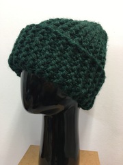 Стильная объемная шапочка с отворотом, цвет темно-зеленый.