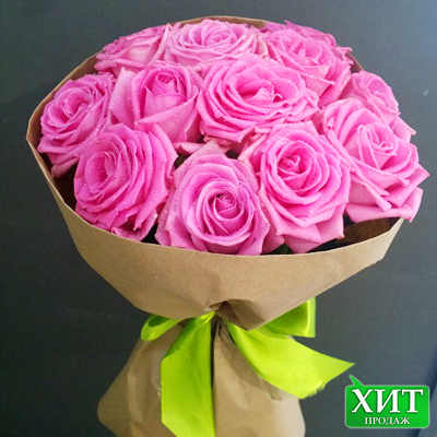 Букет 15 розовых роз Аква в крафт-бумаге