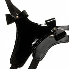 Стринги из эко-кожи лаковые с бантиками