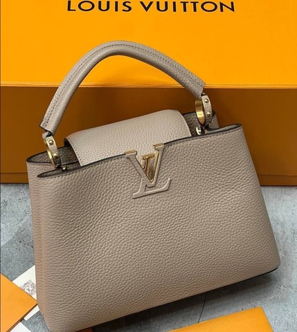 Сумка Louis Vuitton Capucines BB серо-бежевый