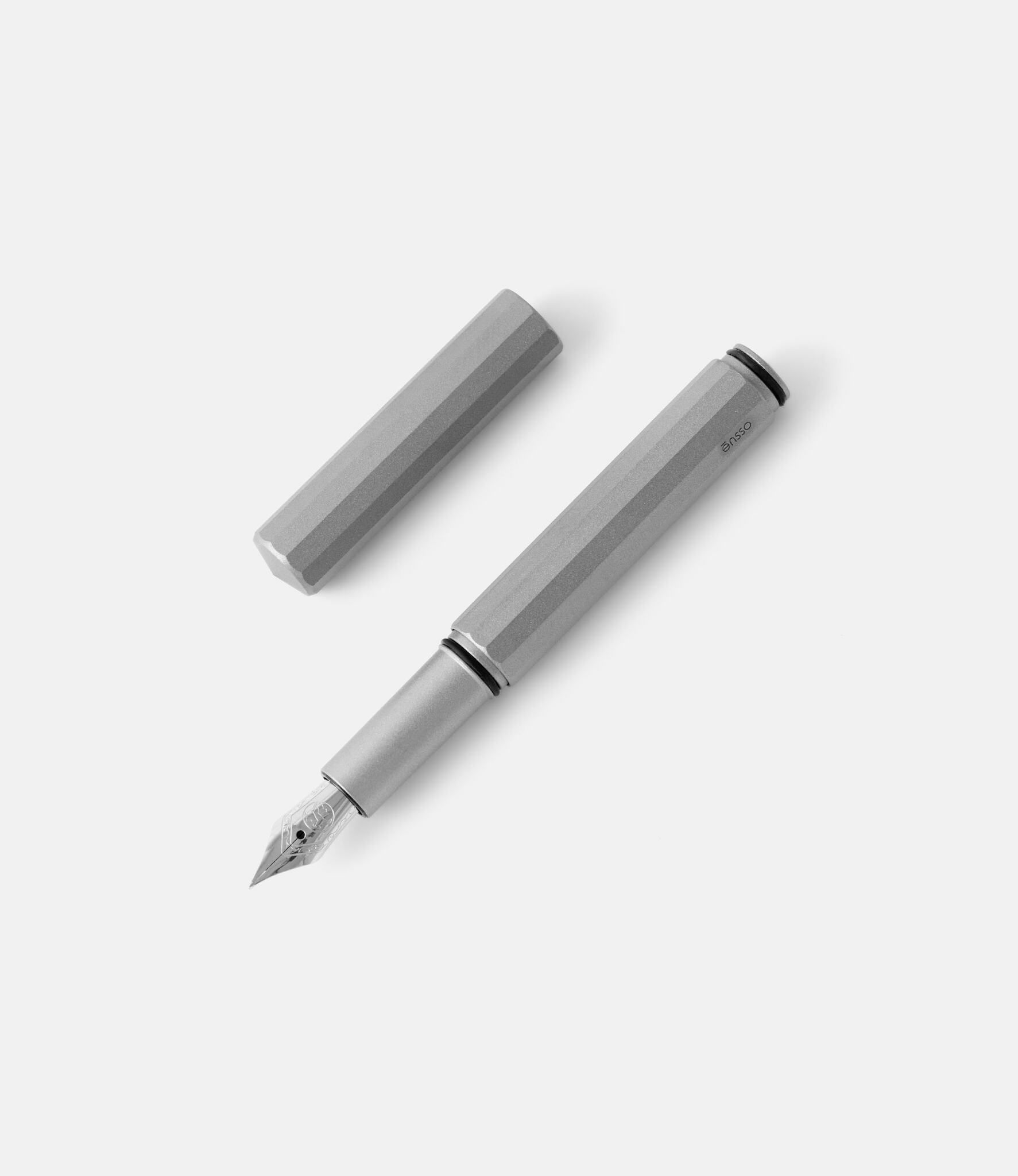 Ensso XS Minimalist Titanium — компактная перьевая ручка из титана
