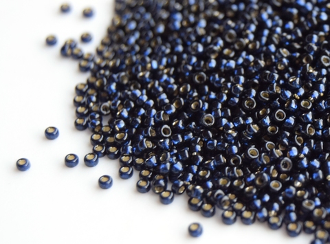 15/0 RR-4282 Duracoat silverlined dyed dark navy blue