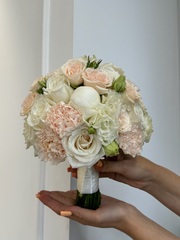 Свадебный букет из одноголовых роз, пионов, диантусов и лизиантуса