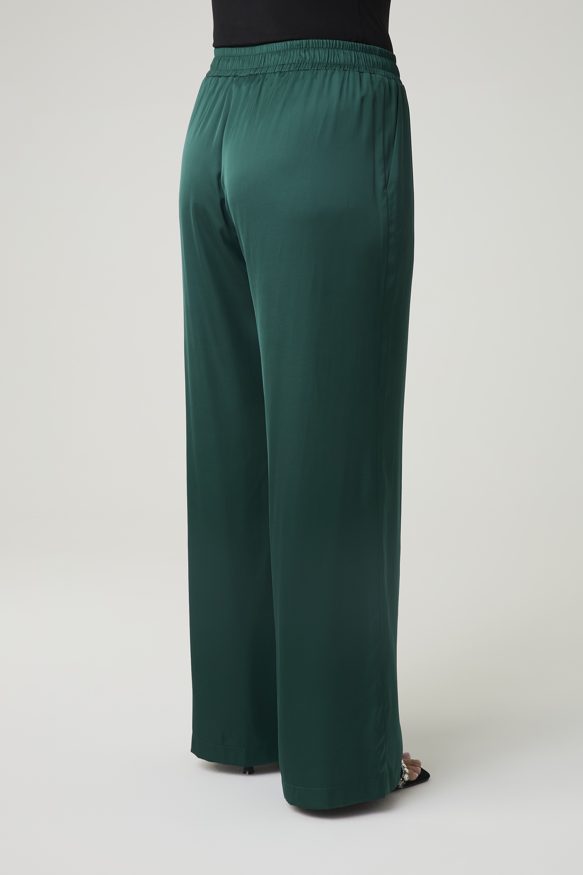 Брюки атласные на резинке, изумруд