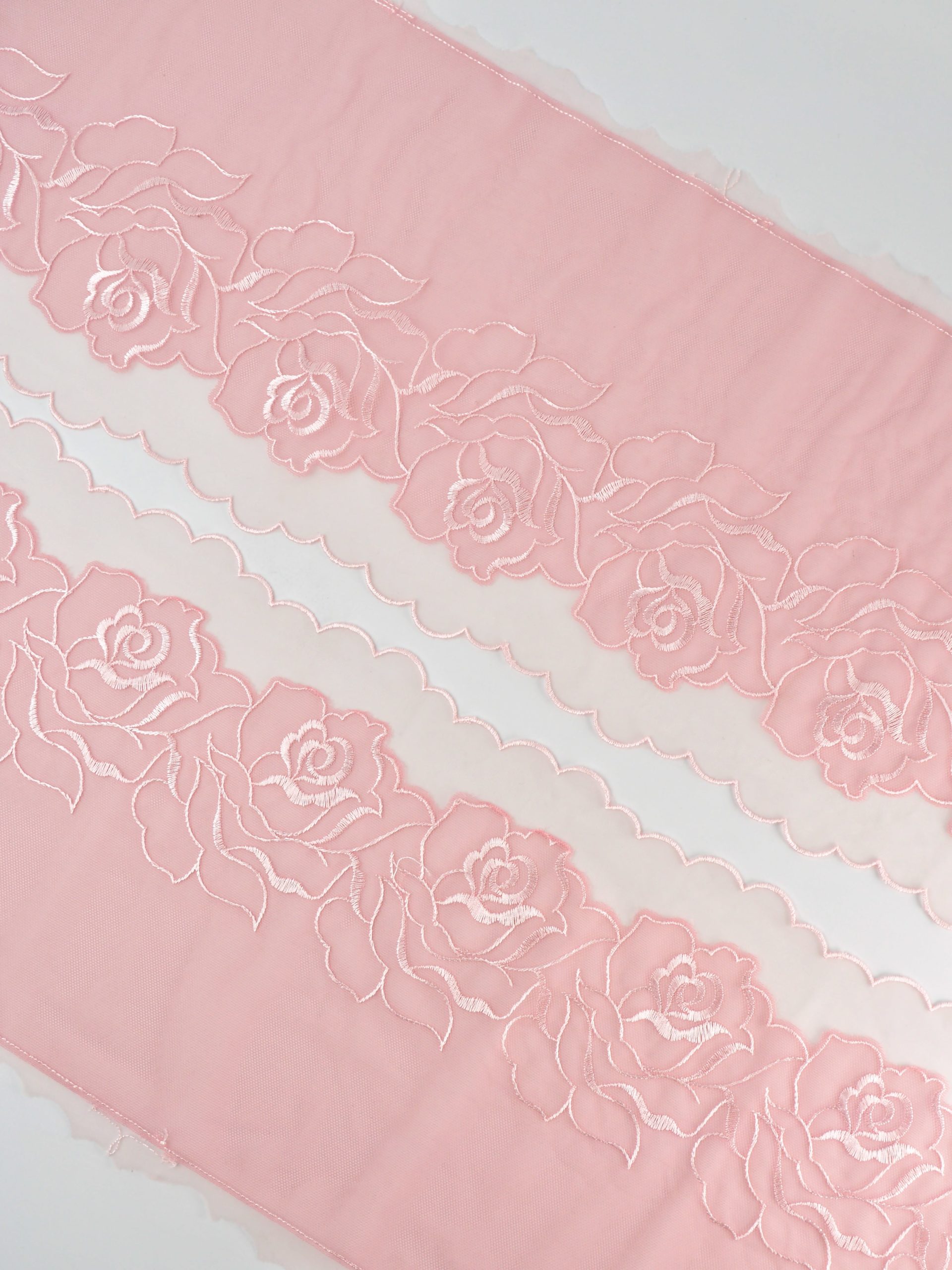 Вышивка на сетке коралловый миндаль с молочным ширина 19 см ОТРЕЗЫ