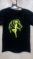 Футболка с аппликацией и стразами