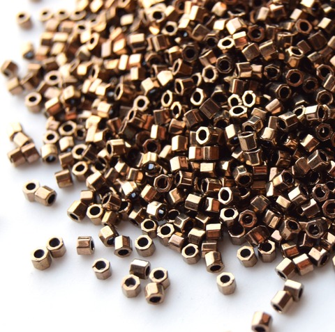 DBMC-0022 Делика шестиугольная 10/0 Темная бронза / Delica cut 10/0 Dark Bronze