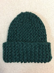 Стильная объемная шапочка с отворотом, цвет темно-зеленый.