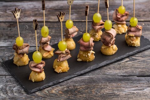 Канапе с утиной грудкой, яблоком и виноградом, 20 шт.