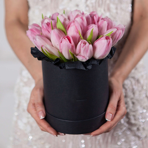 Шляпная коробка с розовыми тюльпанами BLACK