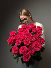 Букет из 25 малиновых роз под ленту