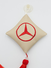 Ромб объемный на присоске MERCEDES (экокожа, бежевый, красная вышивка, кисть)