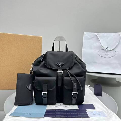 Маленький рюкзак Prada из Re-nylon