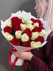 Букет из 25 белых и красных роз (Кения 40 см)