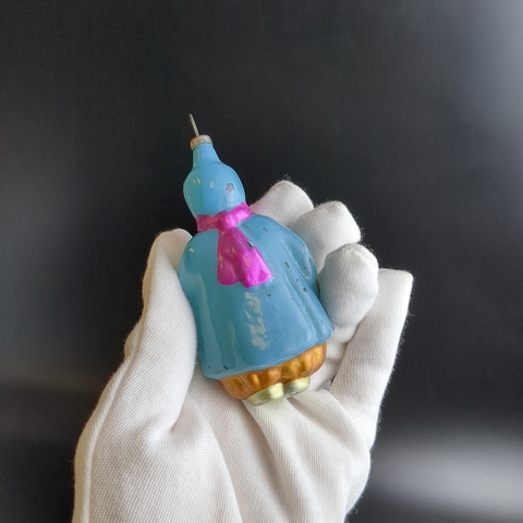 Ёлочная игрушка "Девочка с куклой", подвесная, стекло, ручная роспись, винтаж времён СССР 1960-1980 гг. Советские ёлочные игрушки и украшения. Состояние на фото.