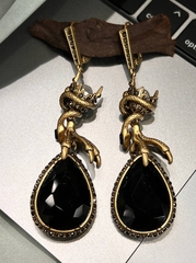 sergi-s-podveskami-s-podveskoj-kaplya-alexander-mcqueen