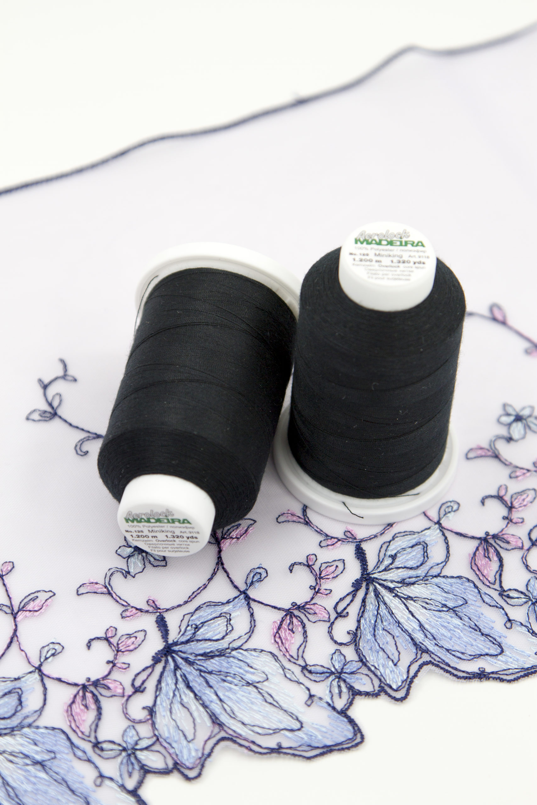 Нитки швейные Madeira aerolock №125 Col. 8000 черные (1200 м)