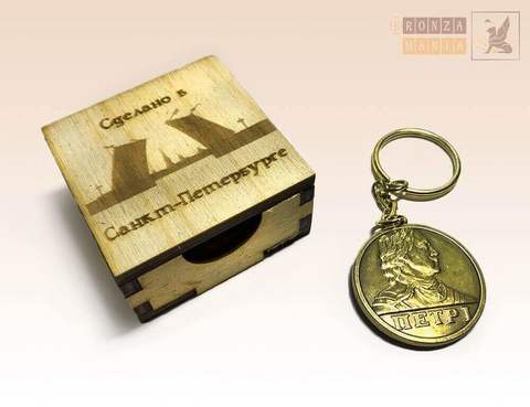 коробка из дерева под брелоки и значки