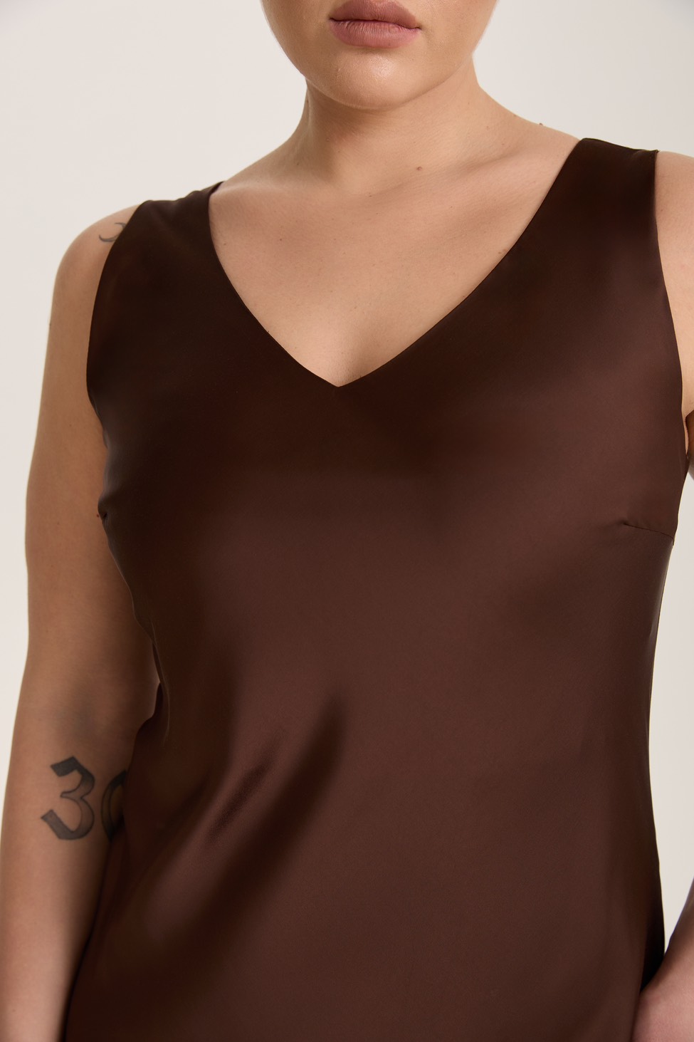 Платье-комбинация на широких бретелях, шоколад