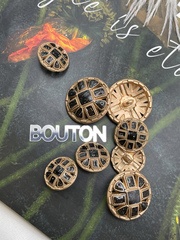 Пуговицы матовый золотистый металл с черной эмалью блестками и квадратными деталями