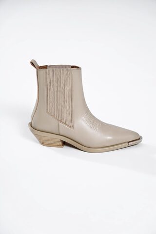 Казаки из натуральной кожи со стальным носиком AMALIA / Молочные