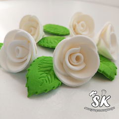 Набор сахарных цветов Розы белые с листиками 5 шт