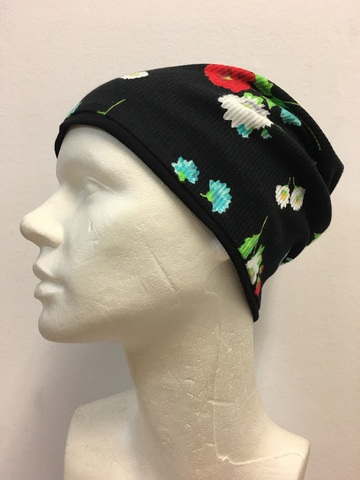 Демисезонная шапочка Цветы на чёрном с хлопковым подкладом
