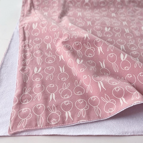 Непромокаемая пеленка из теплого хлопка "Зайки пудра"