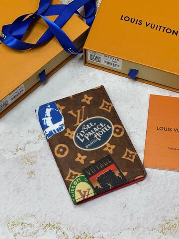 Обложка для паспорта Louis Vuitton Vivienne Holidays
