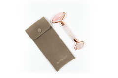 ALMASPA Роллер из розового кварца в бархатном мешочке