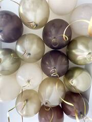 Воздушные шарики под потолок в коричневых тонах