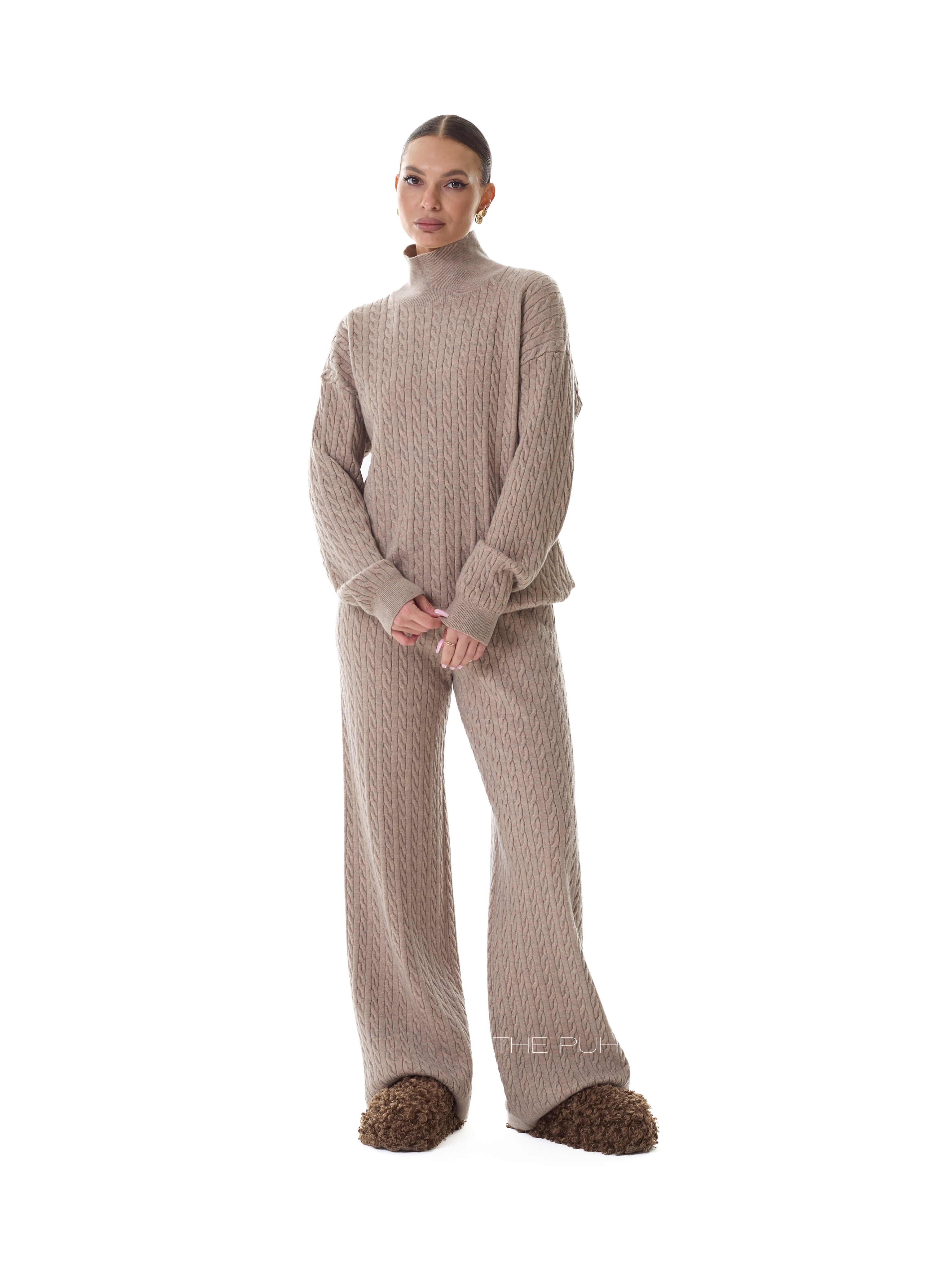 Трикотажный костюм цвета капучино в косичку