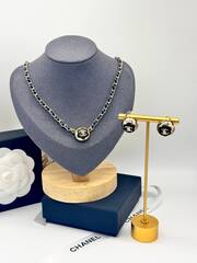 Серьги-пусеты CHANEL круглые с черными вставками из кожи