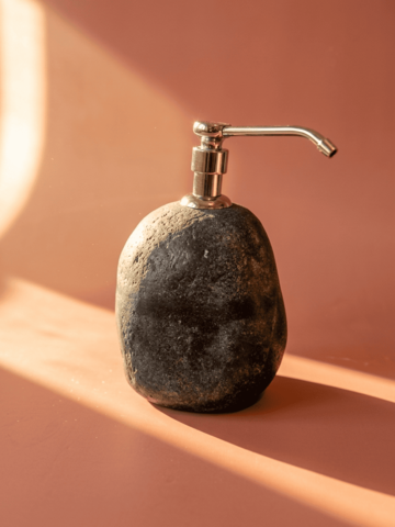 Дозатор для жидкого мыла из натурального речного камня
